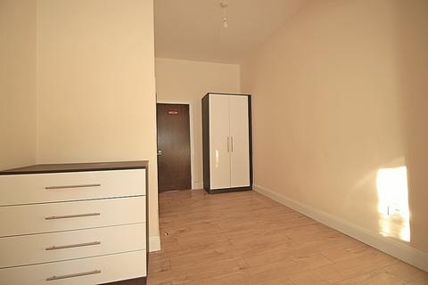 1 bedroom in a house share to rent - Sunnycroft Road,  Hounslow, TW3