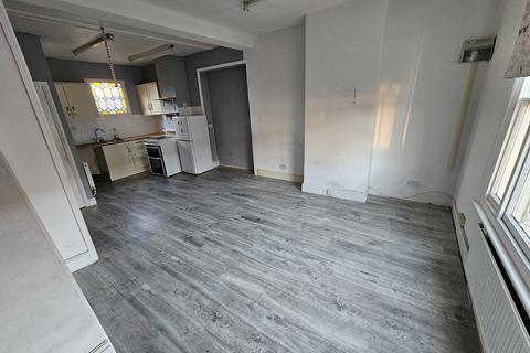 Studio to rent, Connaught Street, Northampton, Northamptonshire. NN1 3BP