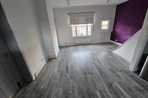 Studio to rent, Connaught Street, Northampton, Northamptonshire. NN1 3BP