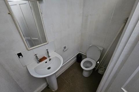 Studio to rent, Connaught Street, Northampton, Northamptonshire. NN1 3BP