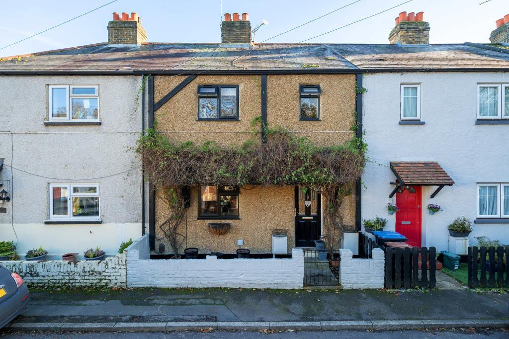Egham, Surrey, TW20 3 bed terraced house for sale £475,000
