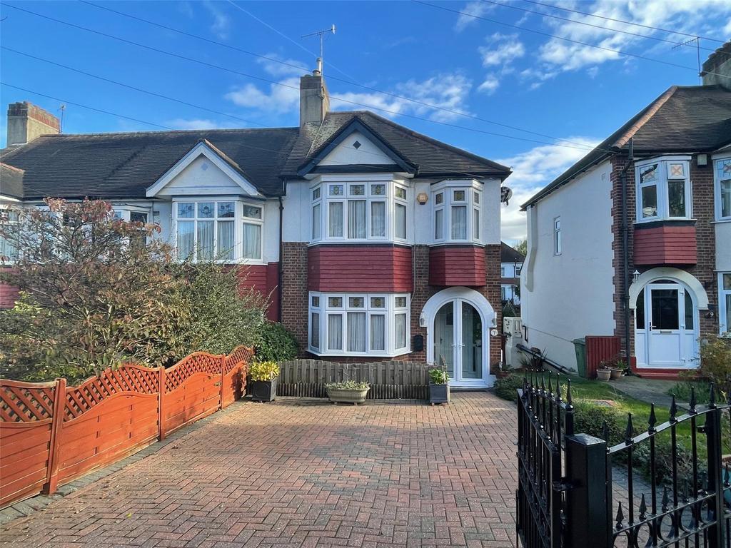 Cheriton Drive, Plumstead Common, London, SE18 3 bed end of terrace