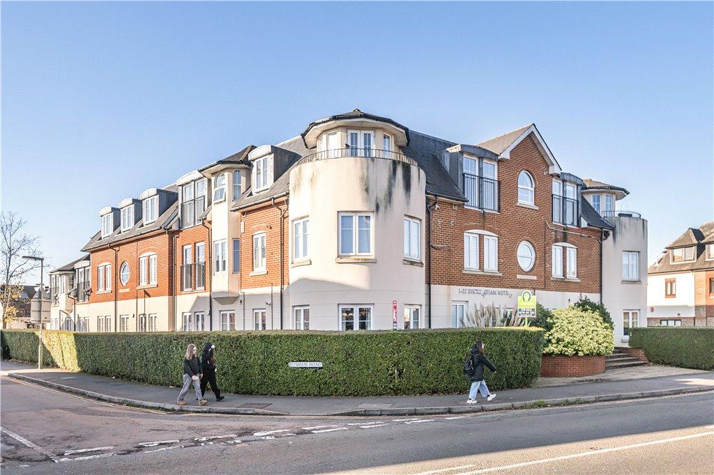 Station Road, Egham, Surrey, TW20 2 bed apartment for sale £275,000