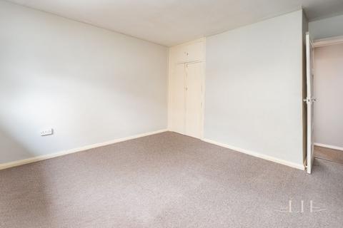 32 Dartfields, Romford, RM3 8DQ