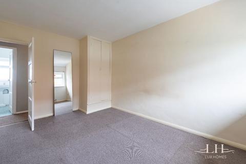 32 Dartfields, Romford, RM3 8DQ