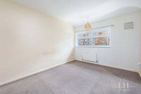 32 Dartfields, Romford, RM3 8DQ