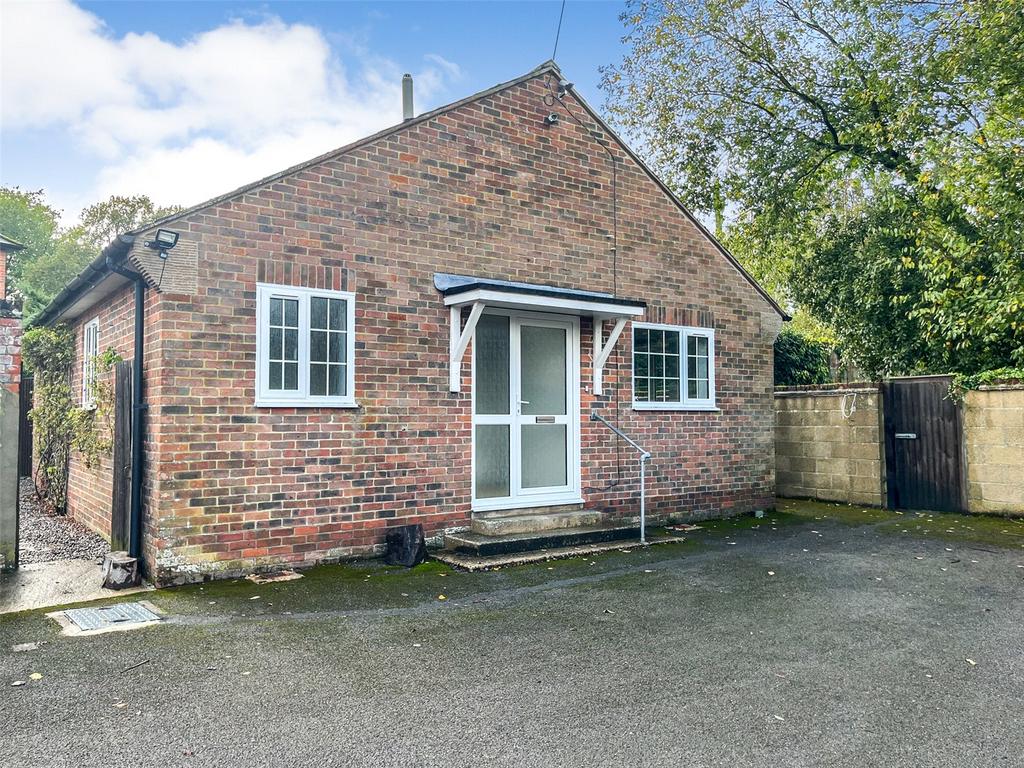 Woodland Road, Patney, Devizes, Wiltshire, SN10 2 bed bungalow to rent