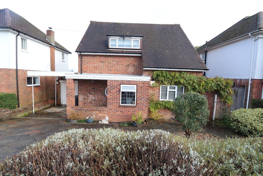 Close, Coulsdon 3 bed detached house to rent £2,300 pcm (£531 pw)