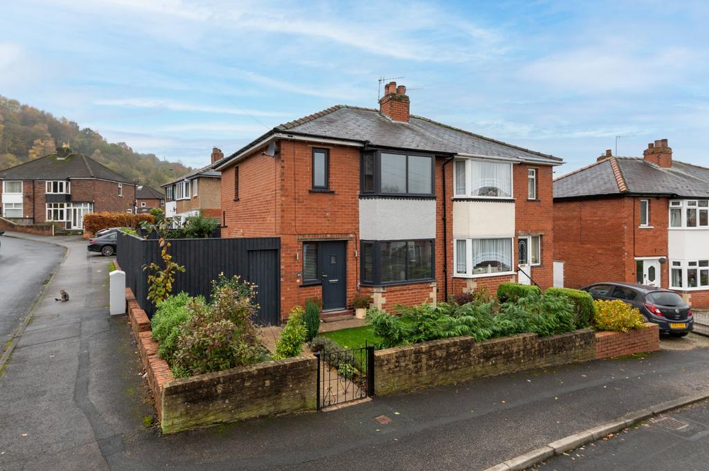 Sunnydale Crescent, Otley, West Yorkshire, LS21 3 bed semidetached