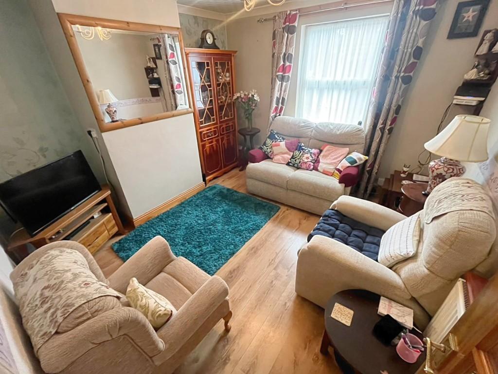 Victoria Road, Ledbury 2 bed terraced house £110,000