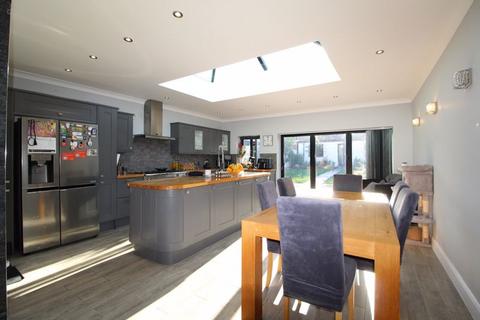 6 bedroom end of terrace house for sale - Maryport Road, Luton