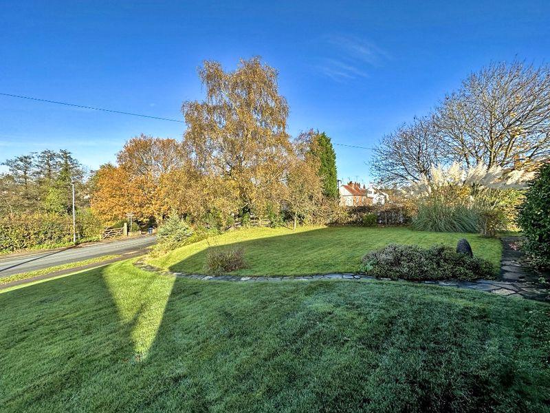 WOMBOURNE, Common Road/Greenhill 3 bed detached bungalow for sale £