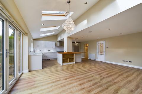 4 bedroom detached house to rent - Grange Road, Bramhall, Cheshire