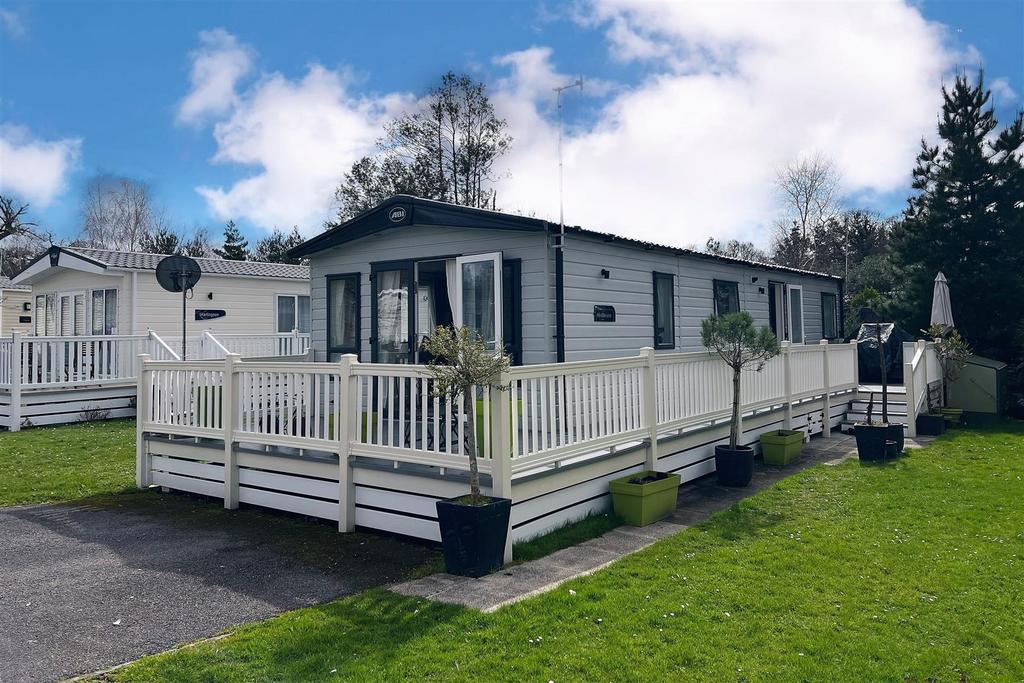 St Leonards, Dorset 2 bed park home for sale £69,995