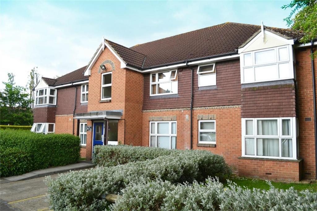 Taylor Close, Hounslow 2 bed flat to rent £1,575 pcm (£363 pw)
