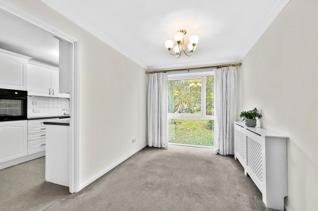 Mallards Reach, Weybridge, KT13 2 bed apartment to rent £1,565 pcm (£