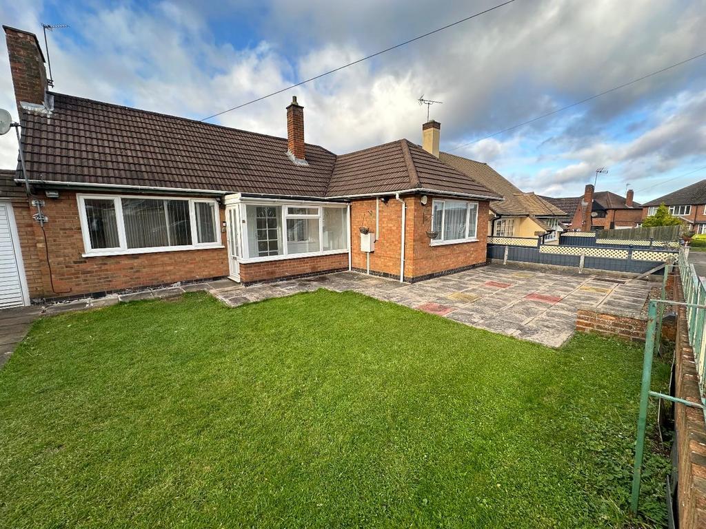 Oakside Crescent, Leicester 3 bed detached bungalow £1,400 pcm (£323 pw)