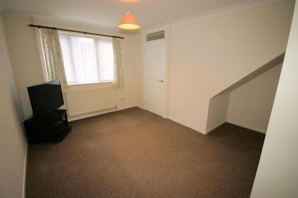 Tylers Mead, Bushmead, Luton 2 bed semidetached house to rent £1,350
