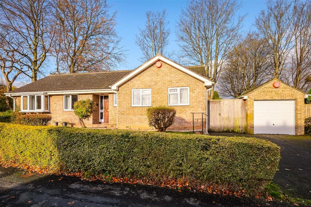 Kirkwood Drive, Lindley, Huddersfield, HD3 3 bed detached bungalow for