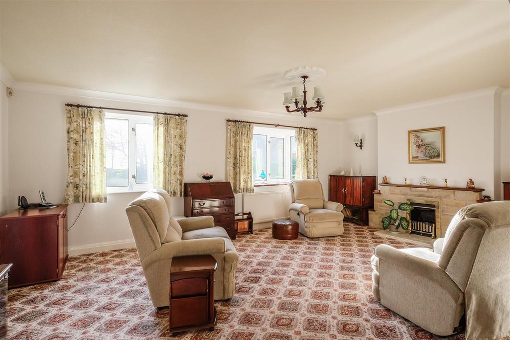 Kirkwood Drive, Lindley, Huddersfield, HD3 3 bed detached bungalow for