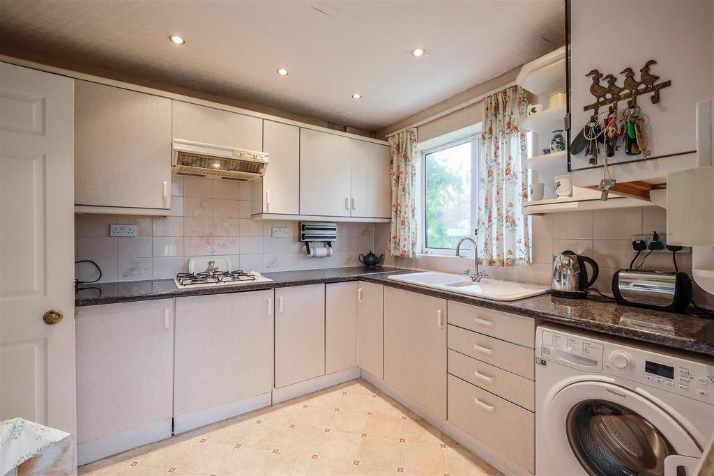 Kirkwood Drive, Lindley, Huddersfield, HD3 3 bed detached bungalow for