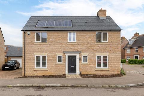 4 bedroom detached house for sale, Hawthorn Croft, Stotfold, SG5 4RT