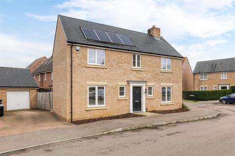 4 bedroom detached house for sale, Hawthorn Croft, Stotfold, SG5 4RT