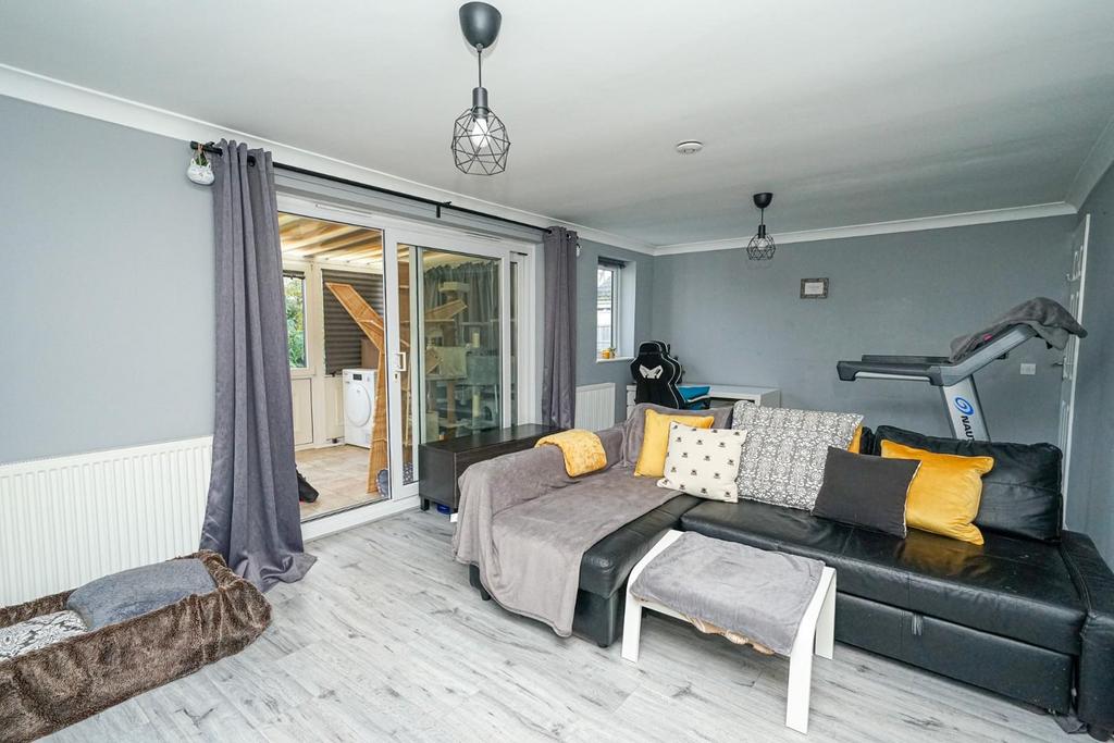 Bideford Green, Linslade, Leighton Buzzard 2 bed detached bungalow for