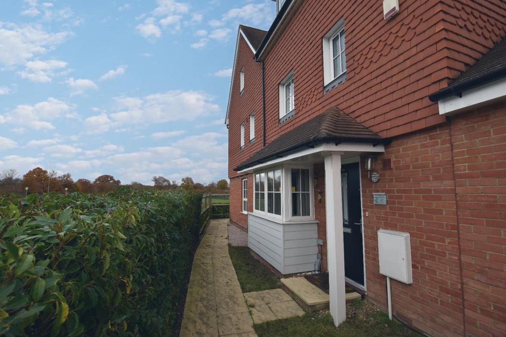 Brookfield Drive, Horley 4 bed terraced house to rent £2,200 pcm (£
