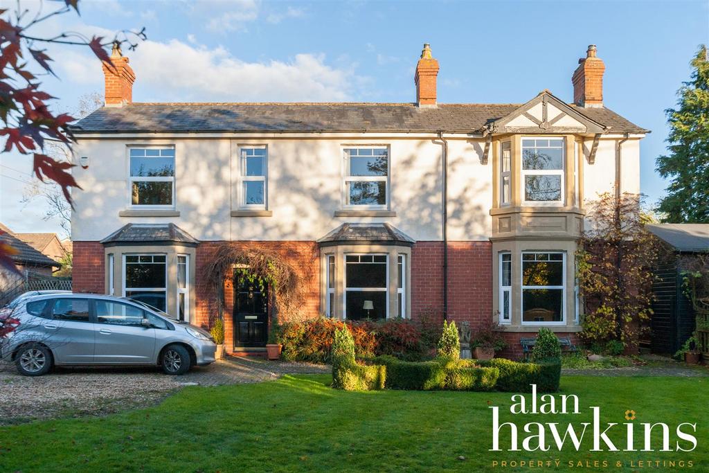 Marlborough Road, Royal Wootton Bassett. 4 bed detached house for sale