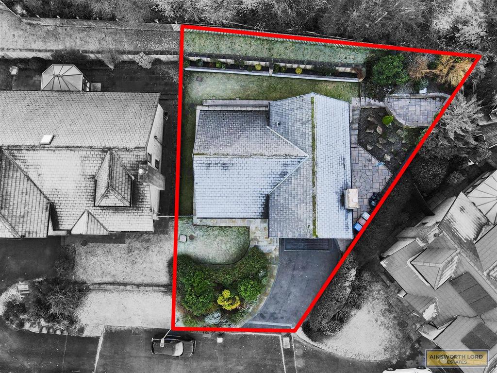 Melville Gardens, Darwen 4 bed detached house £1,500 pcm (£346 pw)
