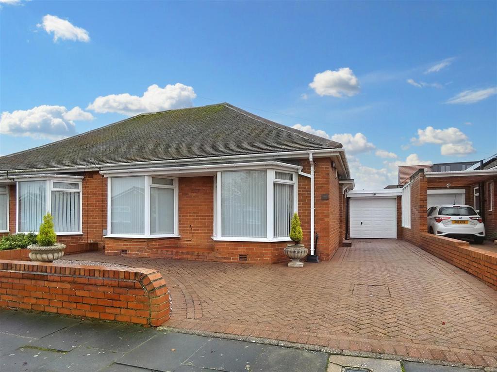 Hastings Avenue, Whitley Bay 3 bed bungalow £1,500 pcm (£346 pw)