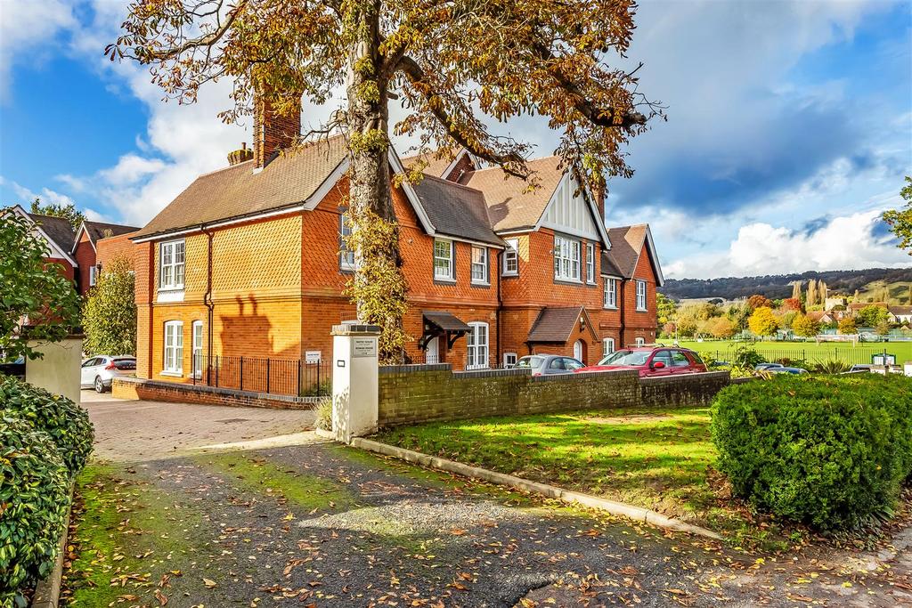 East Hill Road, central Oxted 2 bed apartment for sale £625,000