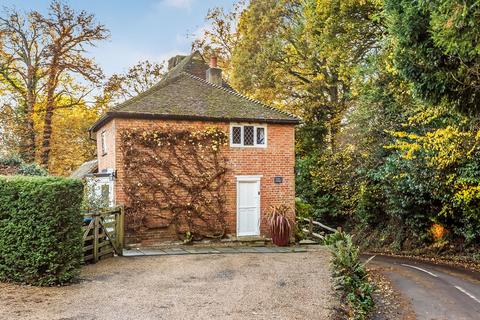 3 bedroom semi-detached house for sale - Pains Hill, Oxted, RH8