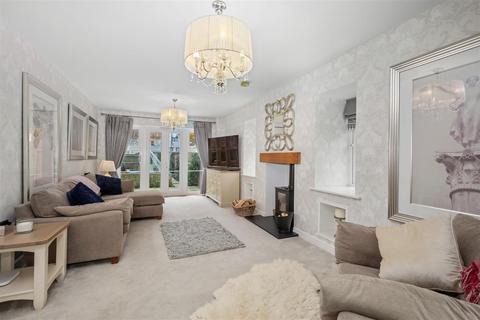 1 Firs Close, Horsham, RH12 1GD