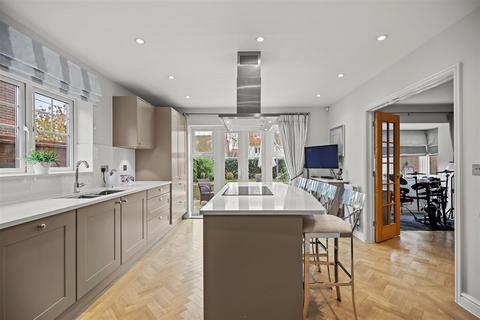 1 Firs Close, Horsham, RH12 1GD