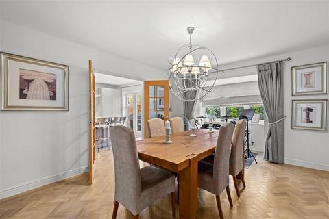 1 Firs Close, Horsham, RH12 1GD