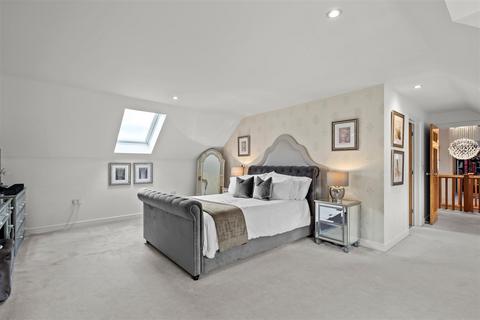 1 Firs Close, Horsham, RH12 1GD