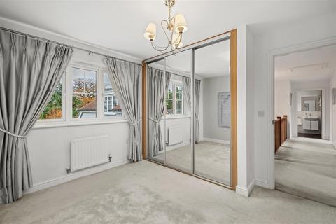 1 Firs Close, Horsham, RH12 1GD