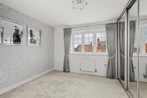 1 Firs Close, Horsham, RH12 1GD
