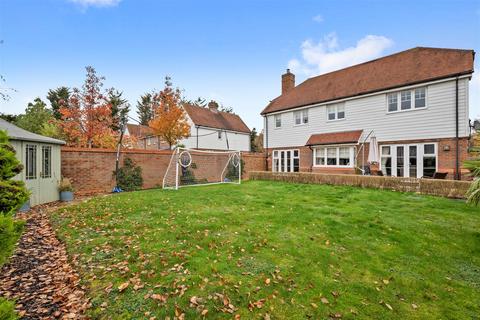 1 Firs Close, Horsham, RH12 1GD
