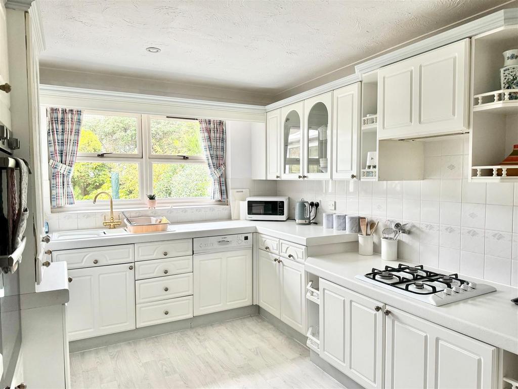 Kitchen 2.jpg