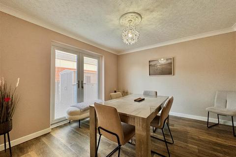 6 Carter Avenue, Codsall, Wolverhampton, WV8 1HQ