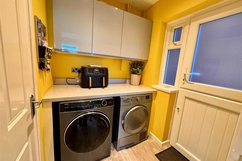 6 Carter Avenue, Codsall, Wolverhampton, WV8 1HQ