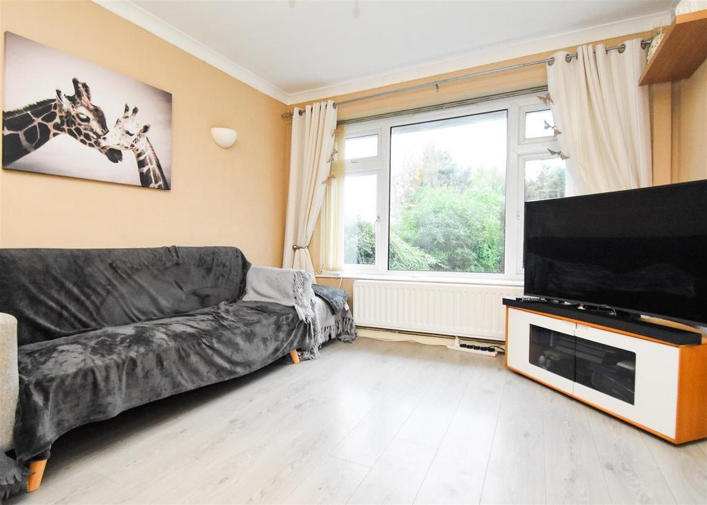 5 Manor Close - Lounge.jpg