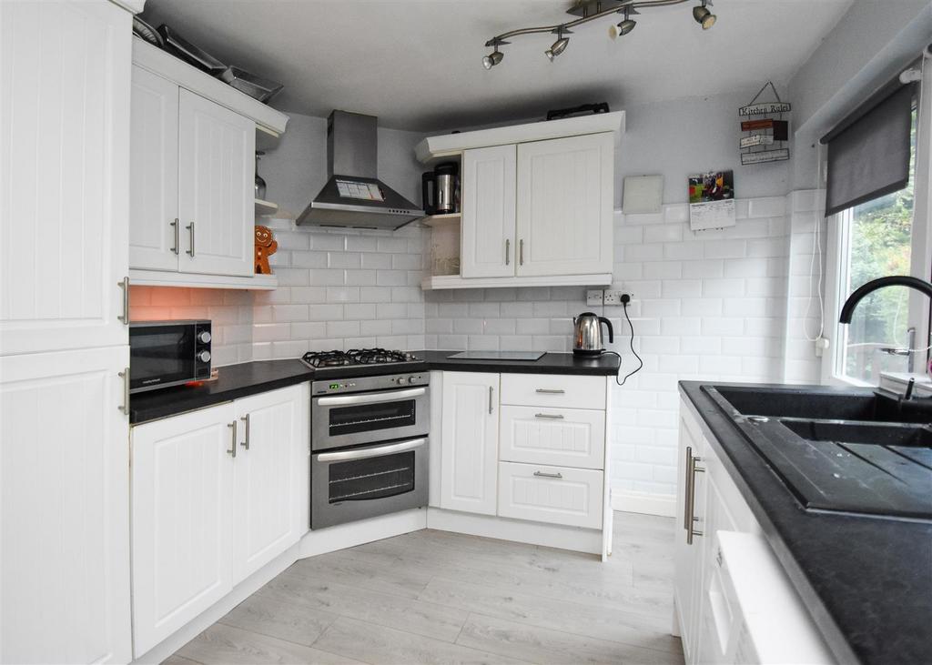 5 Manor Close - Breakfast Kitchen.jpg