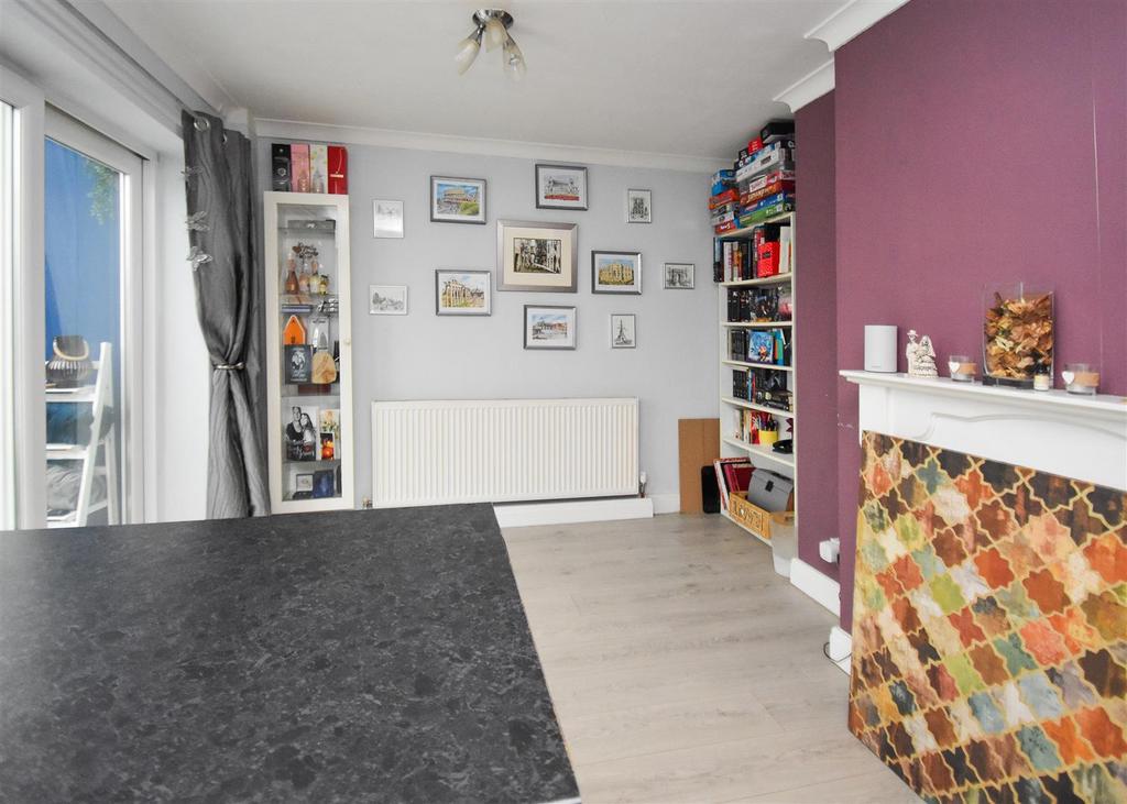 5 Manor Close - Breakfast Kitchen (2).jpg