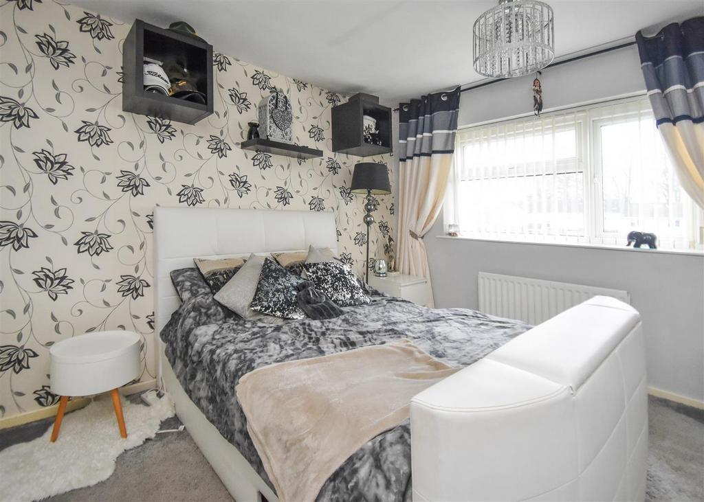 5 Manor Close - Bedroom 1 (2).jpg