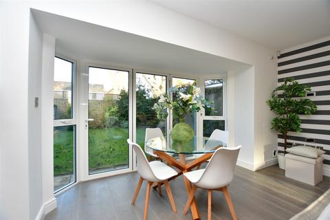8 Brogdale Place, Ospringe, Faversham, ME13 0AF