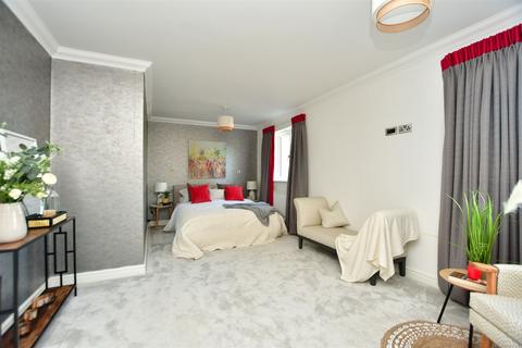 8 Brogdale Place, Ospringe, Faversham, ME13 0AF